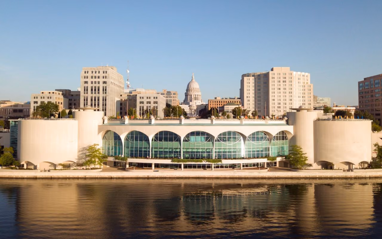 Monona Terrace in Madison: Monona Terrace and State Capitol Waterfront View