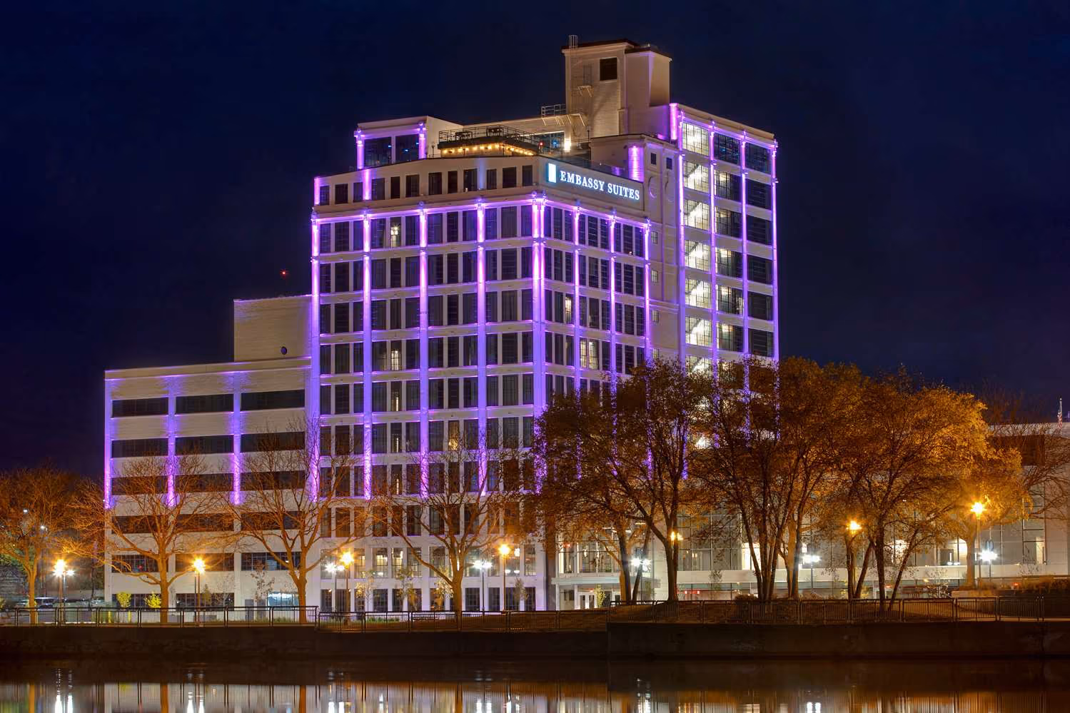 Embassy Suites Rockford Riverfront in Rockford: Embassy Suites by Hilton Rockford Riverfront at Night