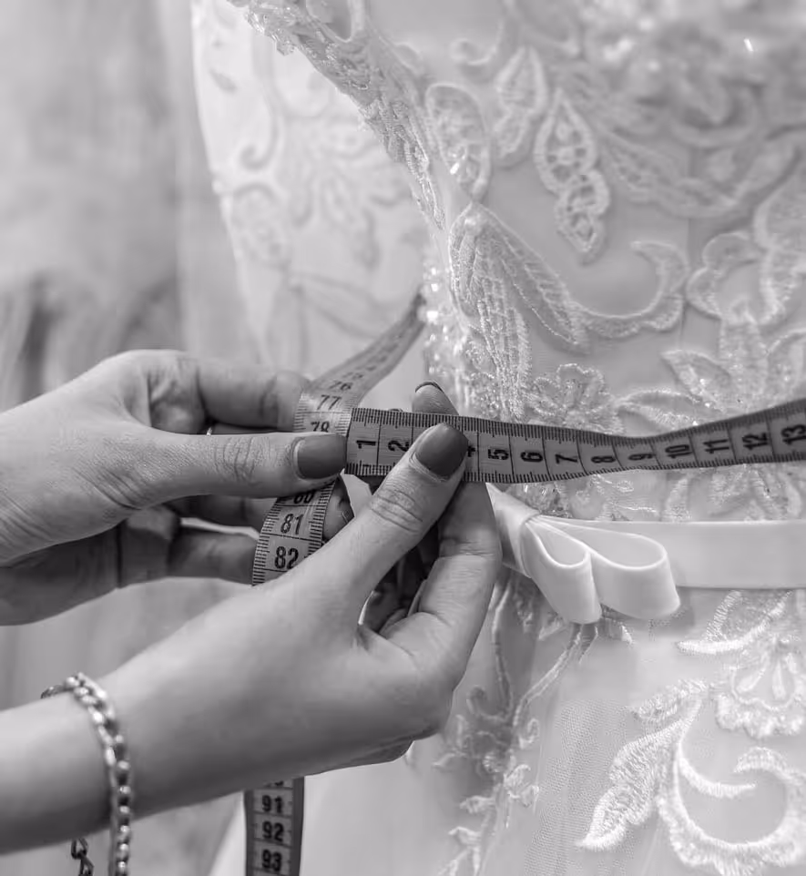 Anpassung und Änderung eines Hochzeitskleides und Brautkleides