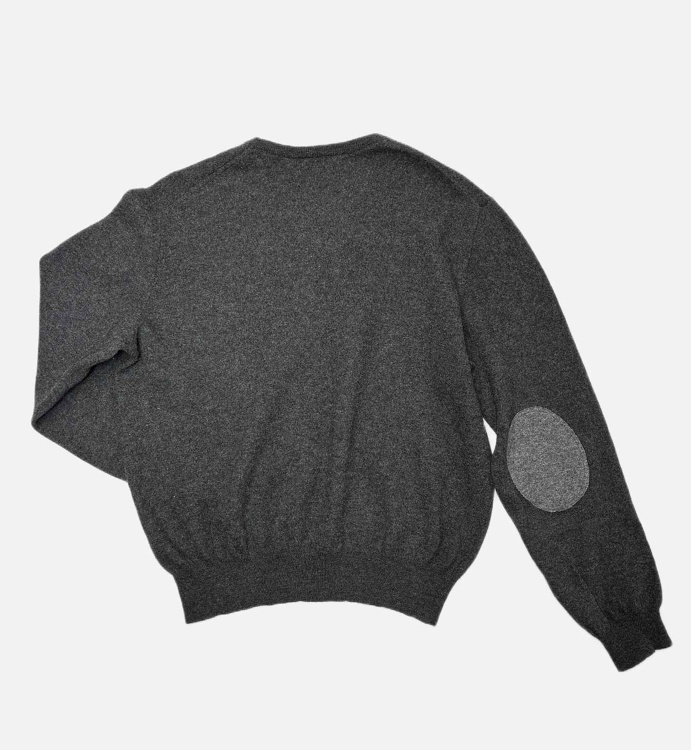 Dieser klassische Ralph Lauren Pullover aus feinster Wolle wurde in unserem Wiener Atelier zu einem individuellen Einzelstück transformiert. Durch gezieltes Upcycling haben wir dem zeitlosen Design eine moderne, handwerkliche Seele eingehaucht. Das Herzstück des Re-Designs ist der aufwendig applizierte Tier-Patch auf der Brust, der dem Pullover einen einzigartigen Charakter verleiht. Ergänzt wird die Optik durch farblich abgestimmte Ärmelschoner, die nicht nur ein modisches Statement setzen, sondern auch die Langlebigkeit dieses hochwertigen Kleidungsstücks unterstützen. Ein perfektes Beispiel für Mode mit Werten und Emotionen, die traditionellen Stil mit kreativer Handarbeit verbindet.