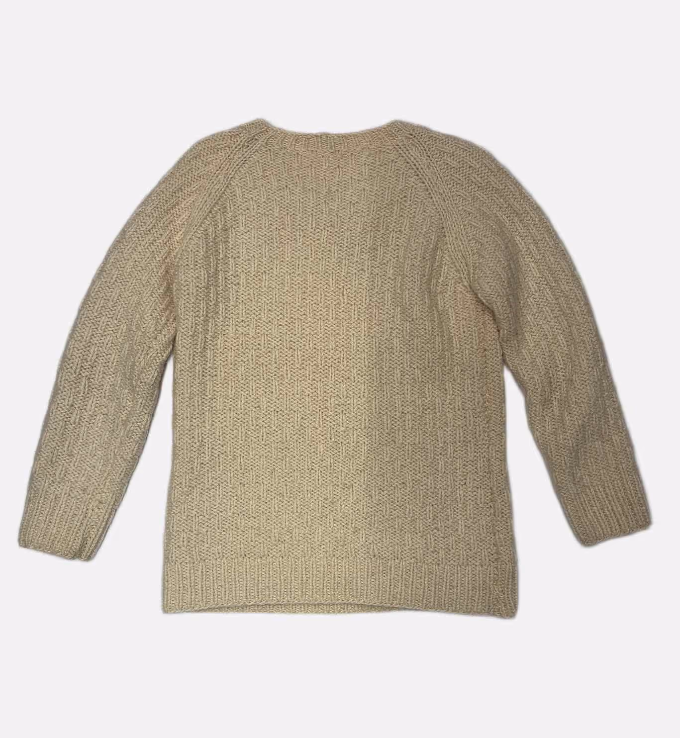 Dieser handgefertigte Pullover aus reiner Wolle ist ein Statement für wahre Handwerkskunst und zeitloses Design. Das markante Maschenbild zeugt von stundenlanger, hingebungsvoller Handarbeit, die jedem Faden Leben einhaucht. Der klassische V-Ausschnitt verleiht dem rustikalen Strick eine feminine Eleganz und bietet unzählige Layering-Möglichkeiten – ob über einer feinen Bluse oder pur auf der Haut. Die natürliche Thermoregulationskraft der Wolle sorgt für wohlige Wärme, während die individuelle Struktur des Gestricks dieses Stück zu einem unverwechselbaren Unikat macht. Ein „High-End Vintage-Schatz“, der Beständigkeit ausstrahlt und in einer Welt der Massenware durch seine ehrliche, haptische Qualität besticht.