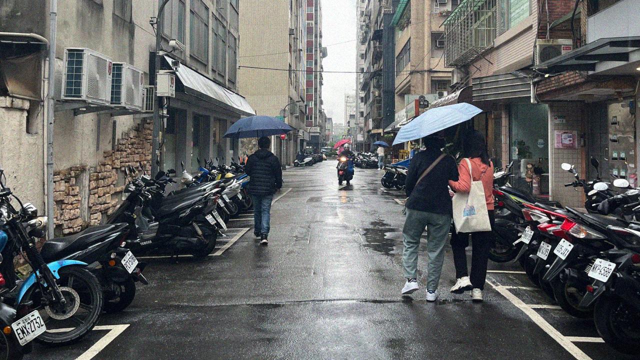 More than elsewhere, Taipei felt particularly dismal in the rain. The northeast monsoon funnels cool, moisture-laden air across the East China Sea which settles over the city, creating prolonged spells of low cloud, heavy mist and puddle-laden streets. The first ten days looked almost exclusively like this.