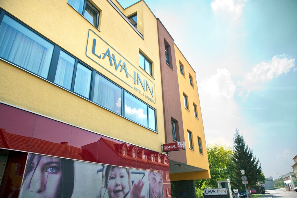 Panoramaaufnahme des Lava Inn in Feldbach, umgeben von der malerischen Landschaft der Oststeiermark, verkörpert Eleganz und traditionellen österreichischen Charme.
