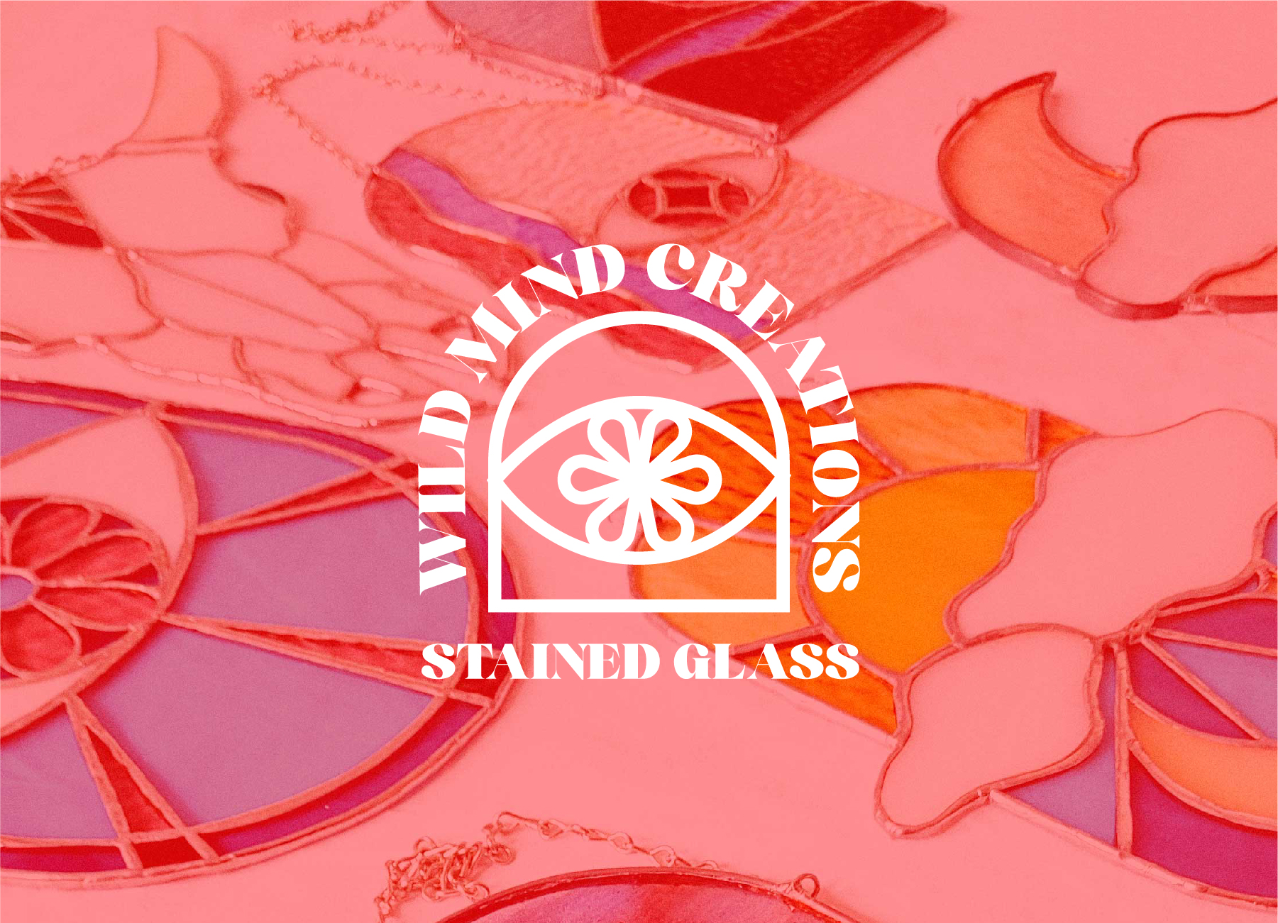 Logo de Wild Mind Creations sur une photo de vitrail