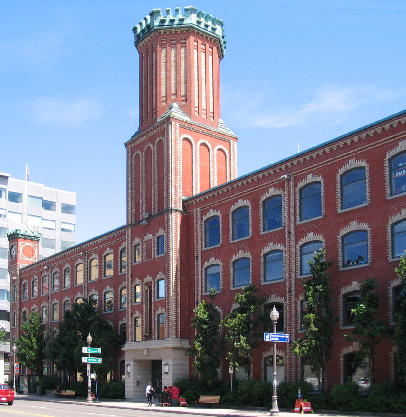 Édifice la Fabrique Par Aquastephie, CC BY-SA 3.0, https://commons.wikimedia.org/w/index.php?curid=20086222
