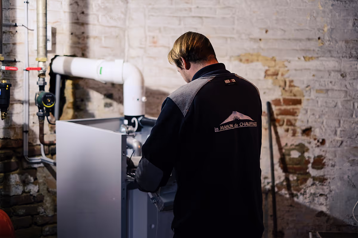 un chauffagiste LA MAISON DU CHAUFFAGE entretient