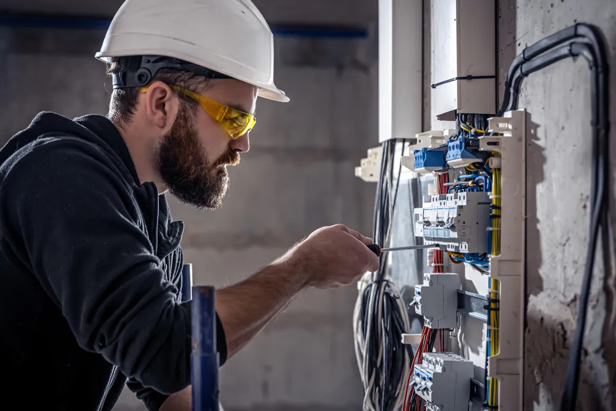 fiche metier electricien technicien casque epi