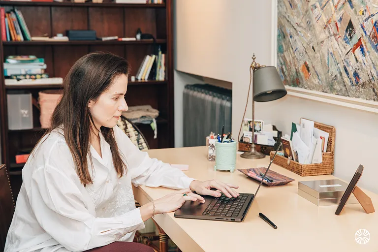 Recruteur indépendant solo travaillant sur ordinateur dans un espace de travail dédié