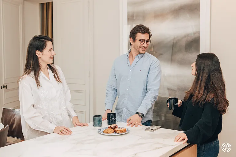 Recruteurs échangeant au sein d’un collectif de recrutement dans un cadre professionnel