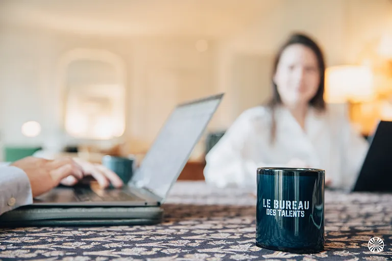 Recruteur en cabinet travaillant sur ordinateur dans un environnement professionnel