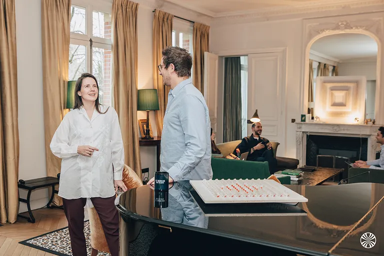 Recruteur interne échangeant avec des collaborateurs dans un cadre professionnel