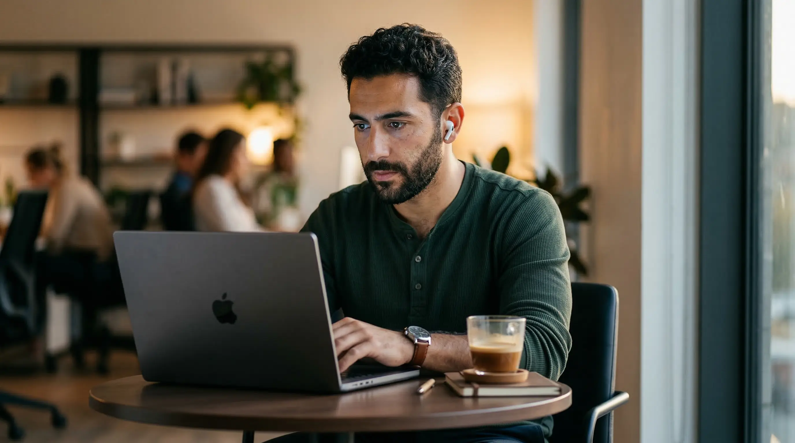 Sourceur recrutement concentre sur la recherche de candidats sur son ordinateur portable