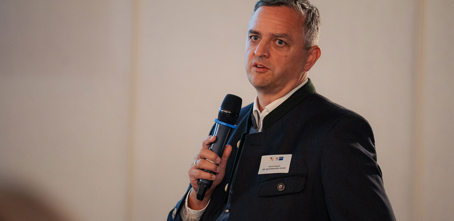 Günter Sengeis, SBF Spezialleuchten GmbH, spricht beim Deutsch-Polnischen Abend der Schienenverkehrstechnik.