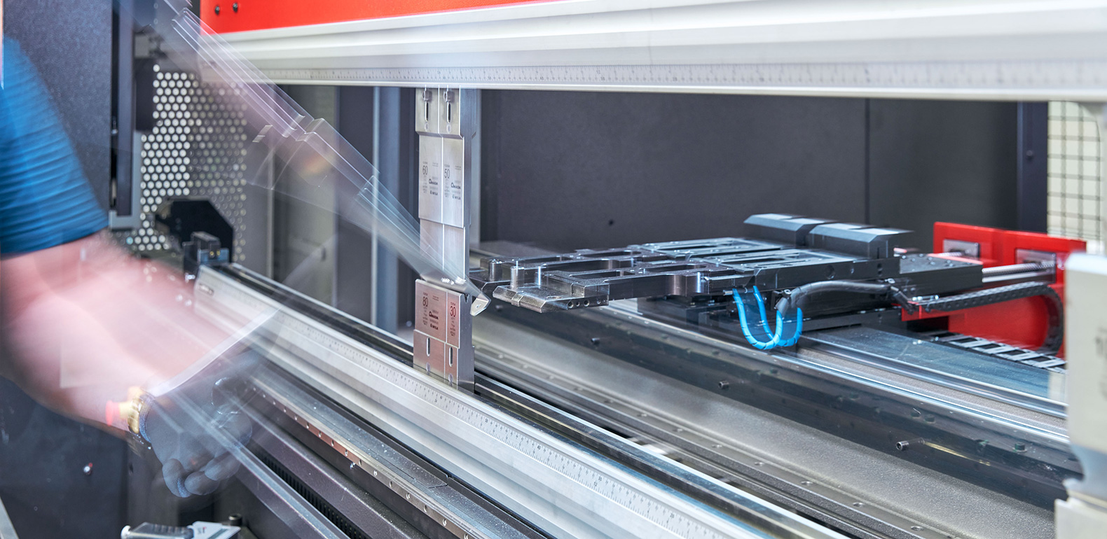 CNC-Abkantpresse bei der Blechbearbeitung im Produktionsbereich von SBF.