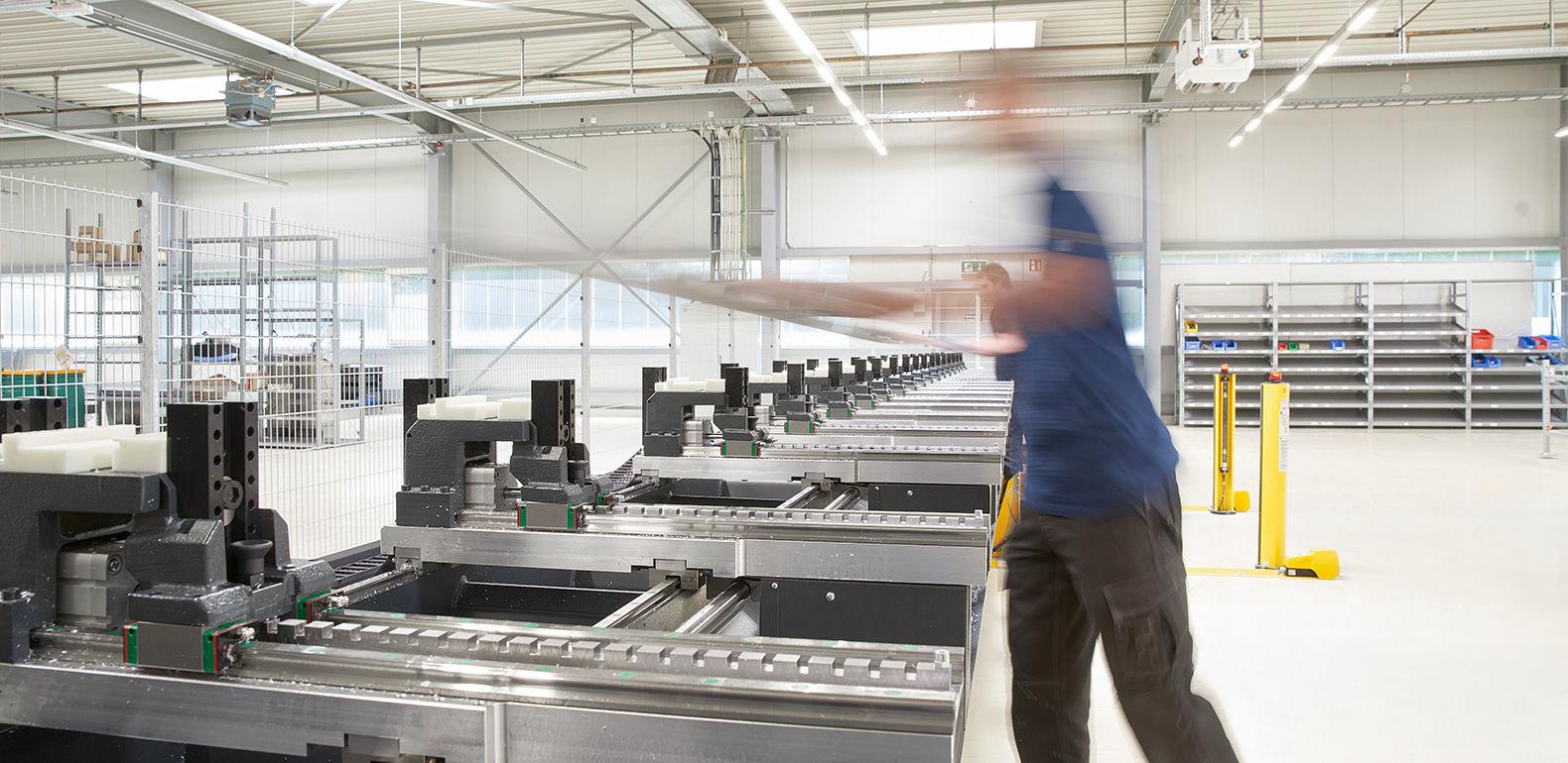 Fertigungslinie für die Profilbearbeitung bei SBF, mit mehreren Spannstationen.