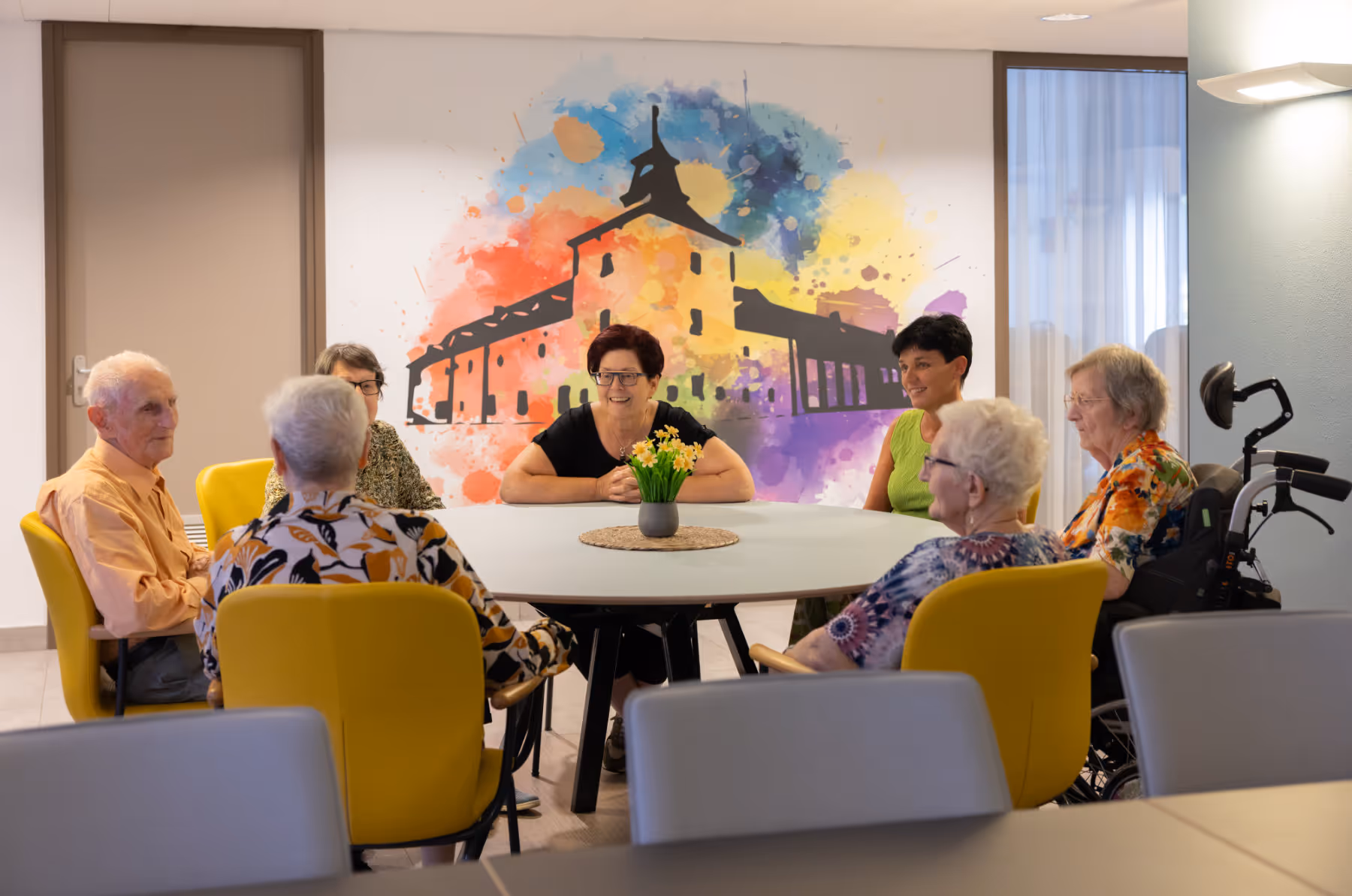 Mensen aan tafel in gesprek