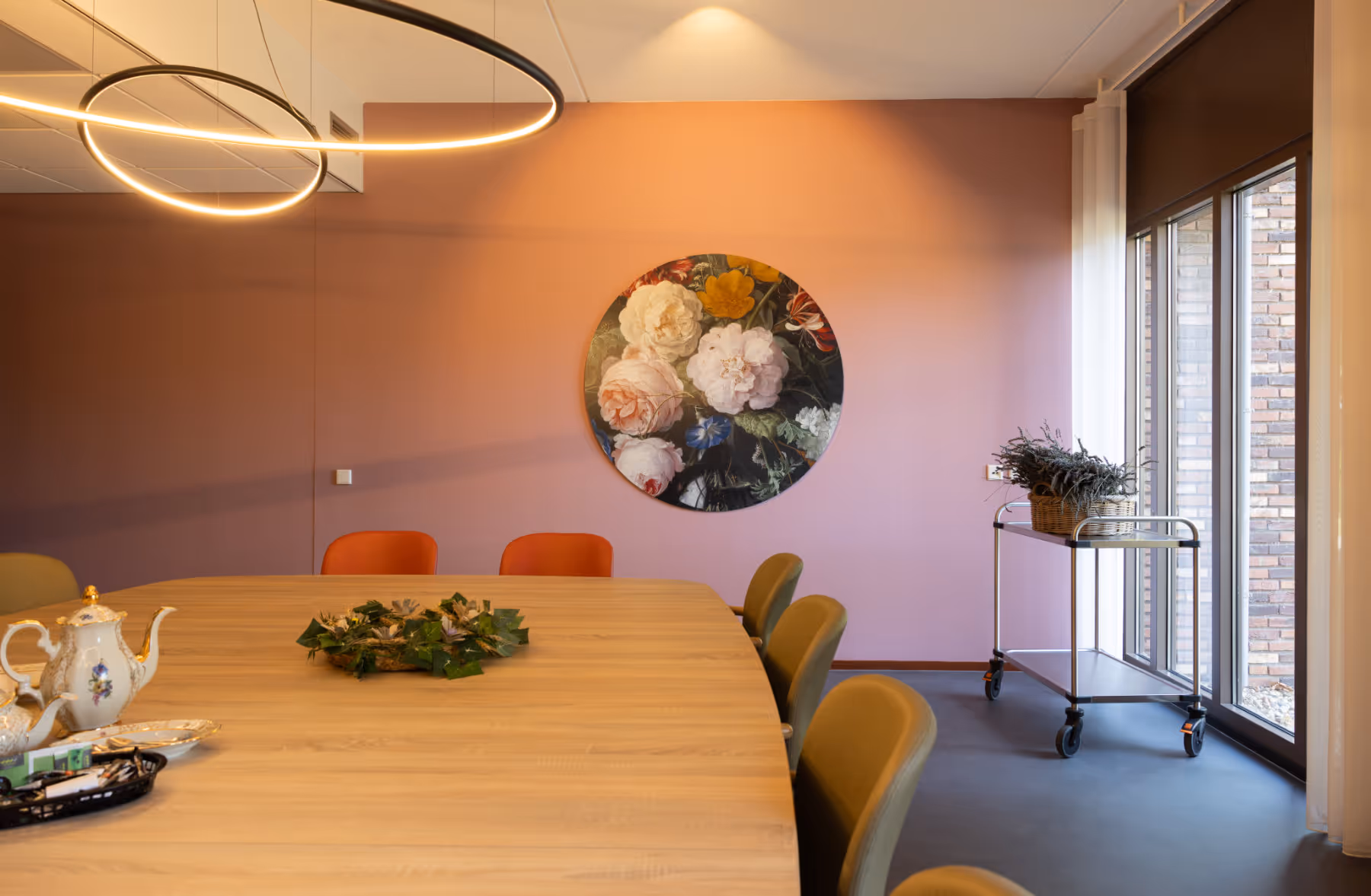 Moderne verlichting en warme wandkleuren