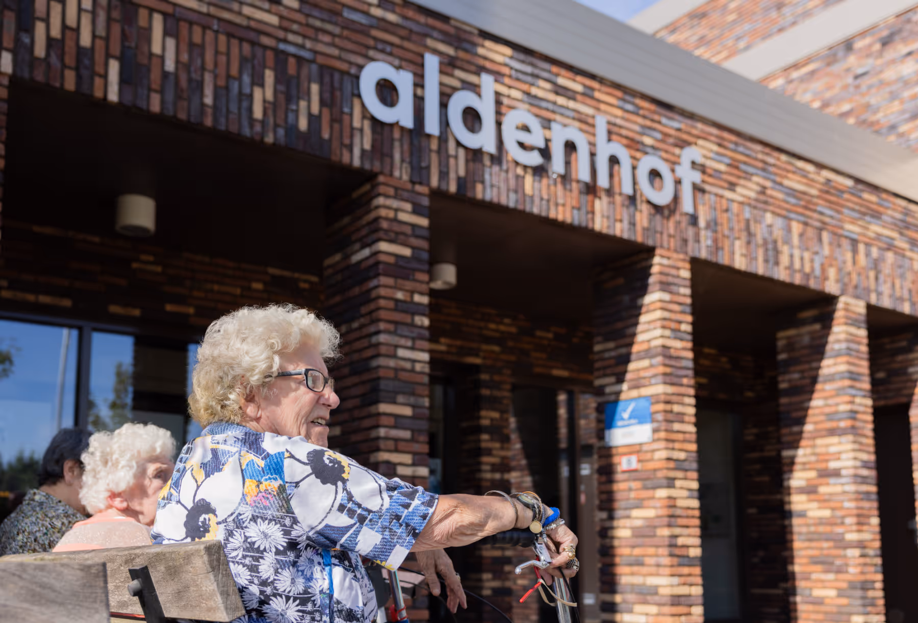 Oude dame voor de Aldenhof