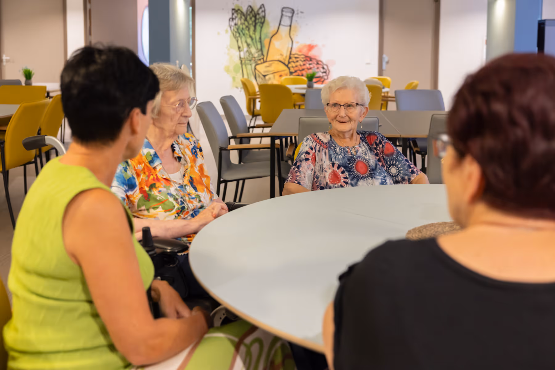 Mensen aan tafel in gesprek