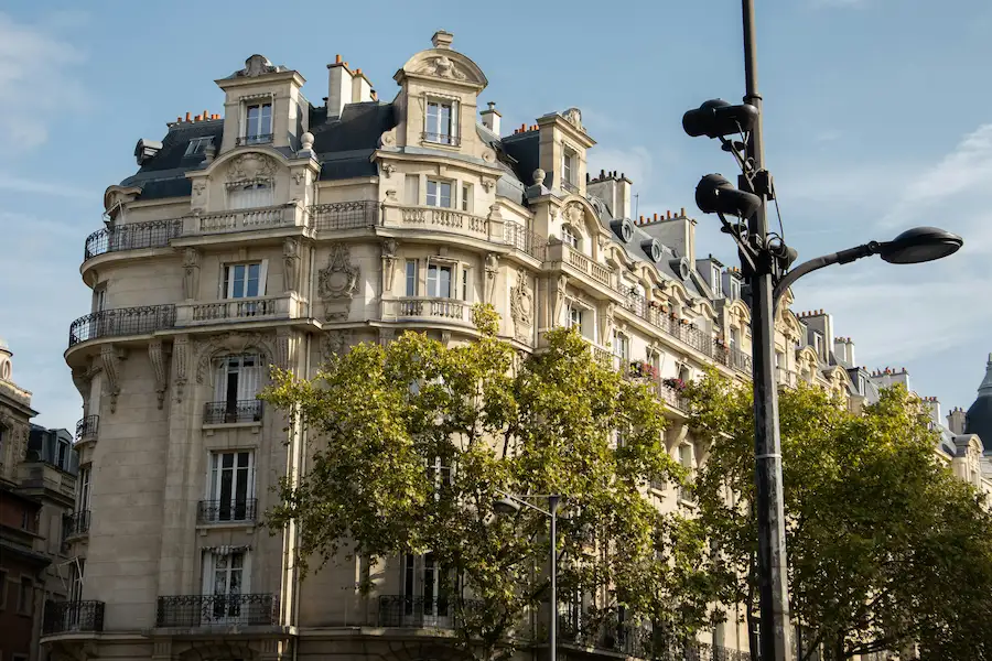Recruteurs au bureau à Paris analysant des profils candidats