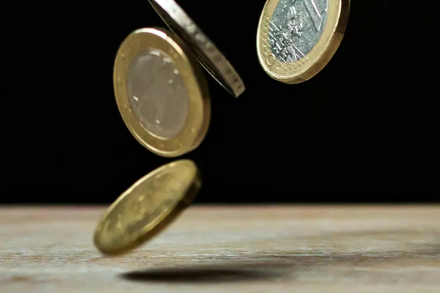Des pièces qui tombent sur un bureau
