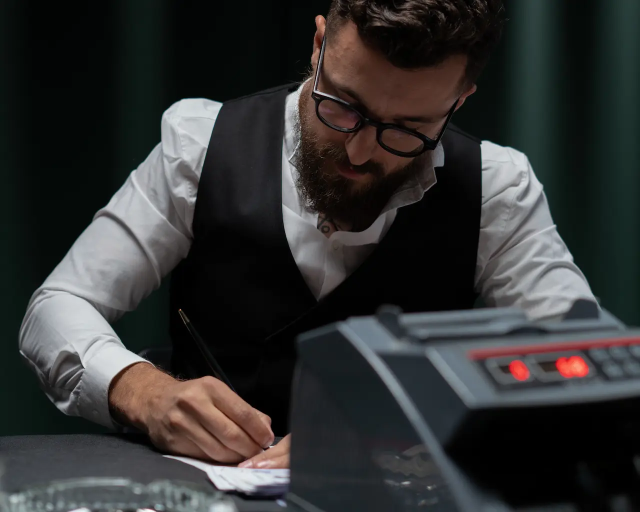 Un homme travaille à un bureau