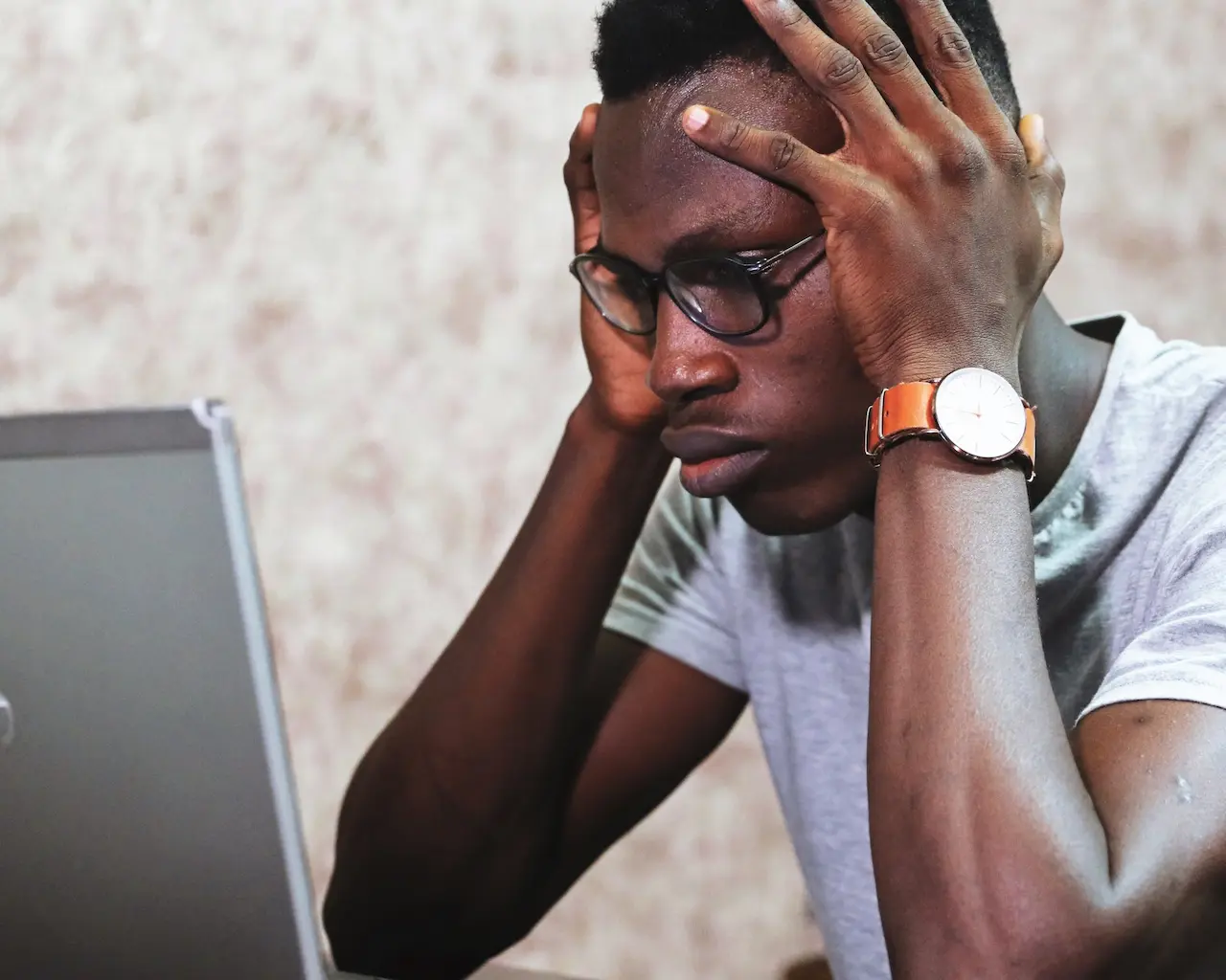 Un salarié épuisé devant un ordinateur