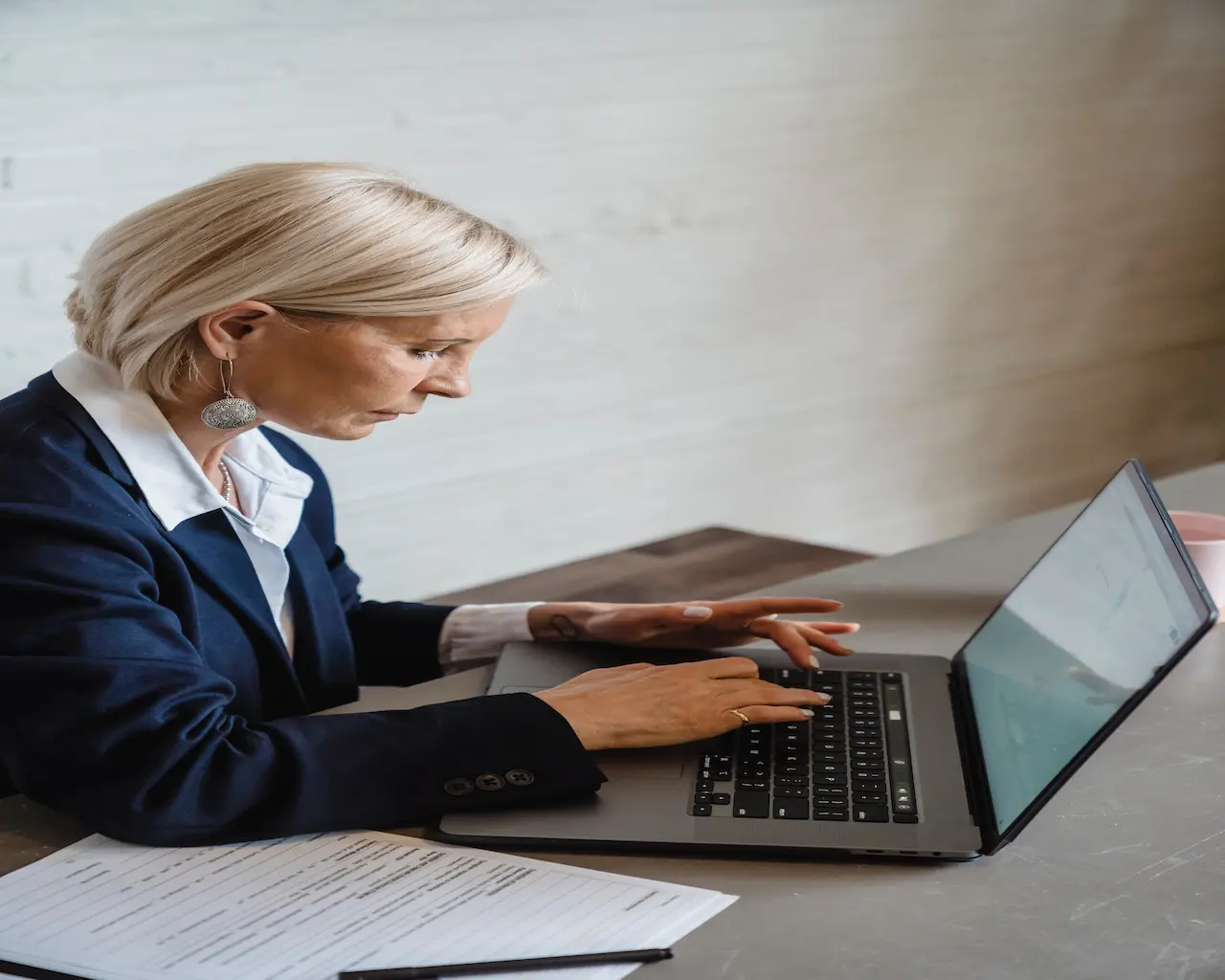 Une femme au travail sur son ordinateur