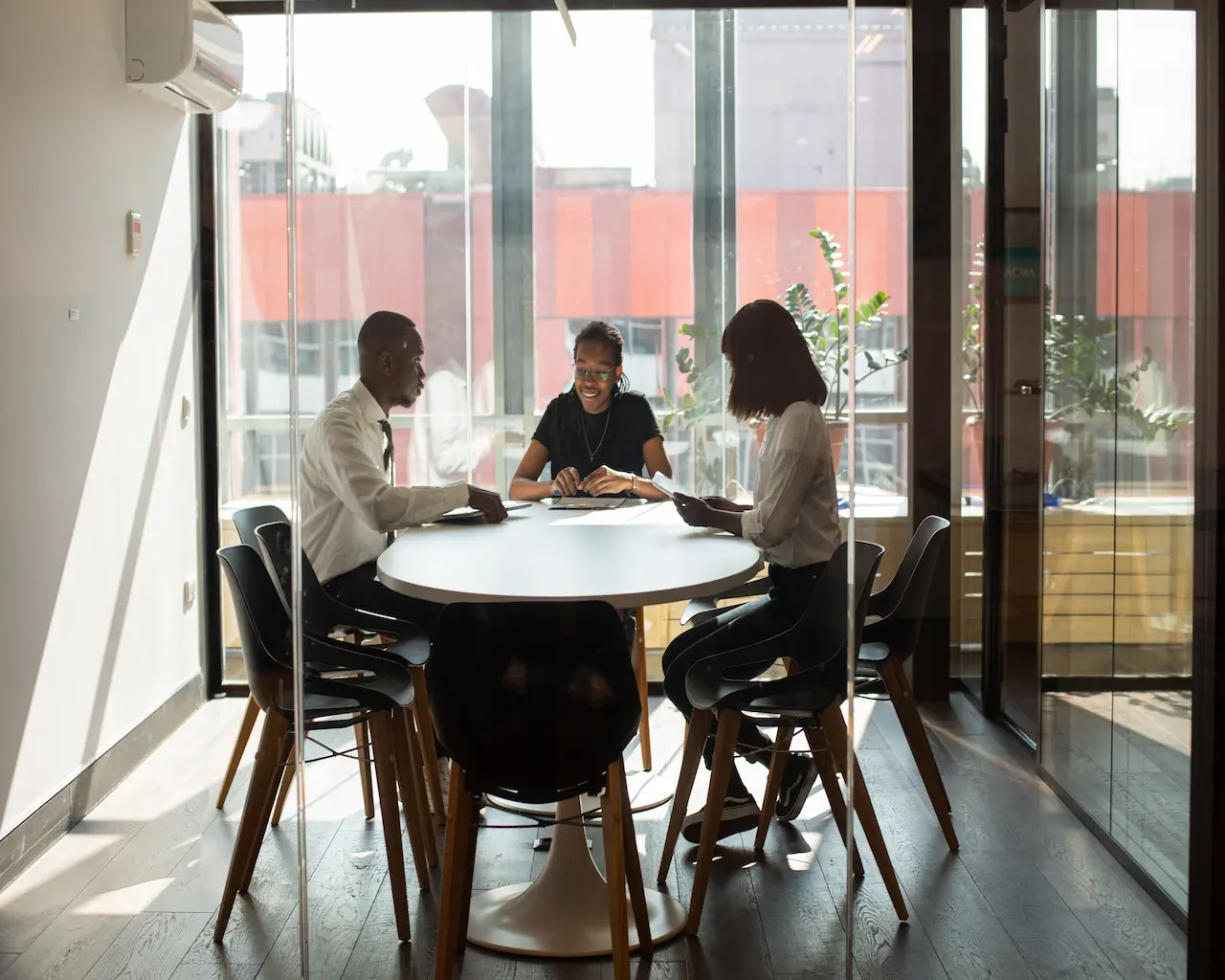 Une réunion de recruteurs autour d'une table