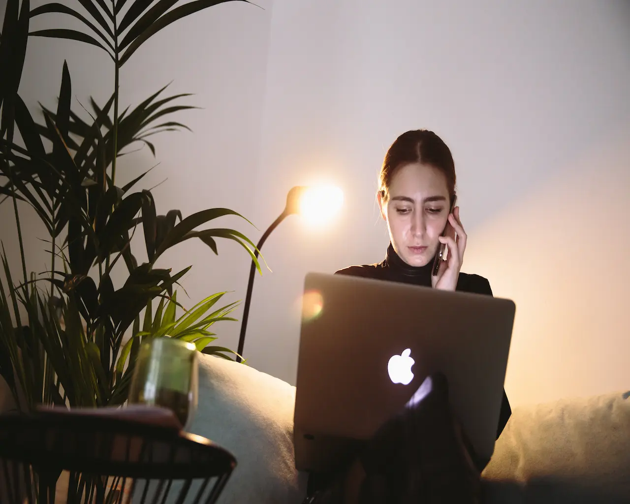 Une recruteuse regarde dans le vide