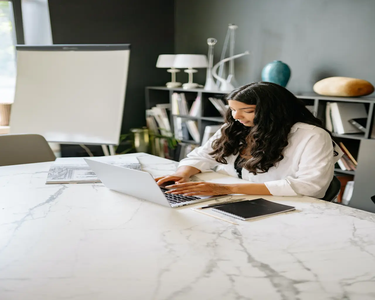 Un recruteur étudie un CV sur son lieu de travail