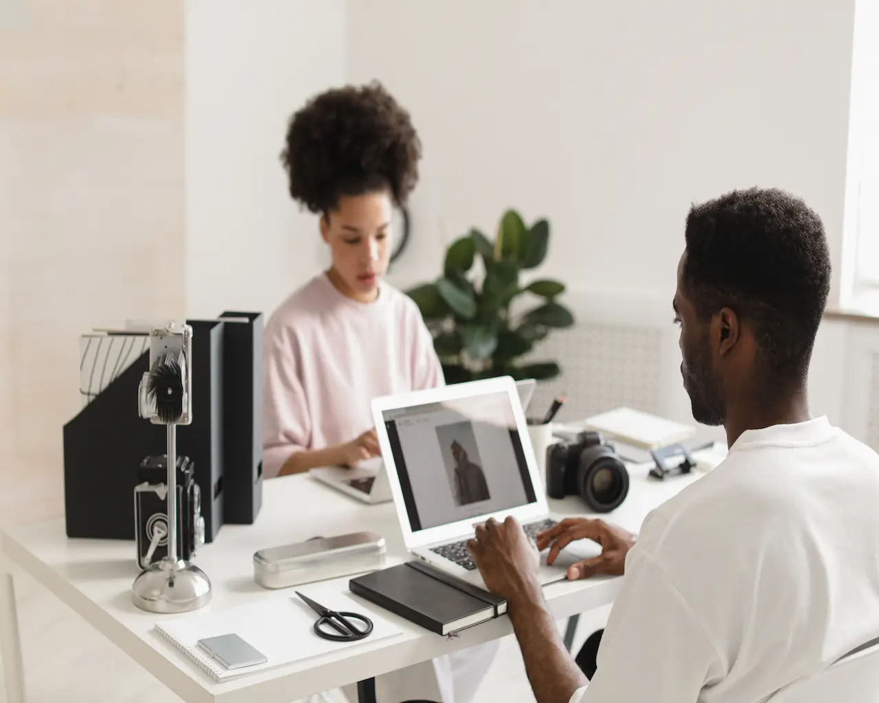 Deux recruteurs au travail
