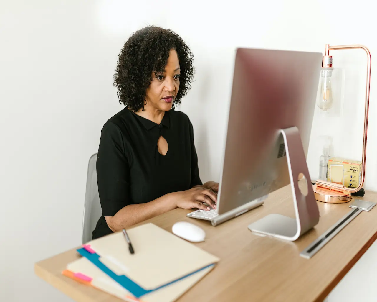 Un recruteur devant son ordinateur