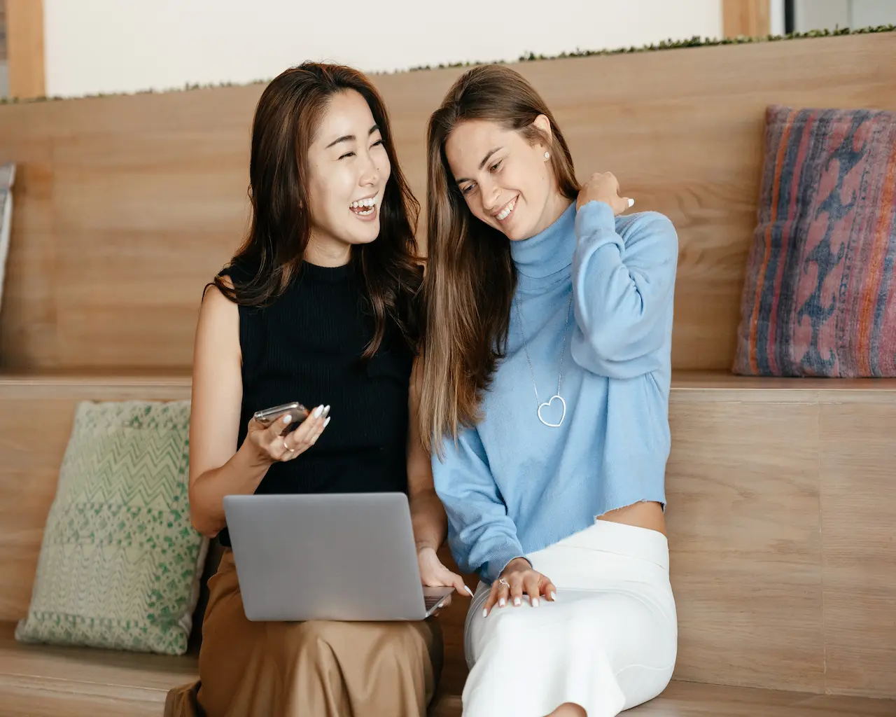 Deux recruteuses regardant un CV