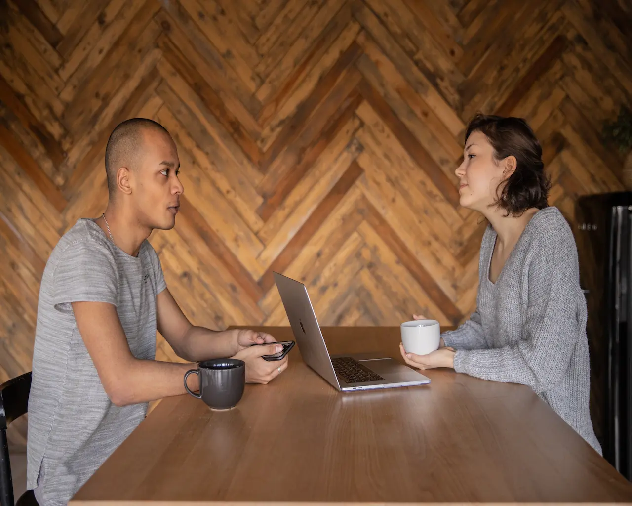 Deux recruteurs se faisant face