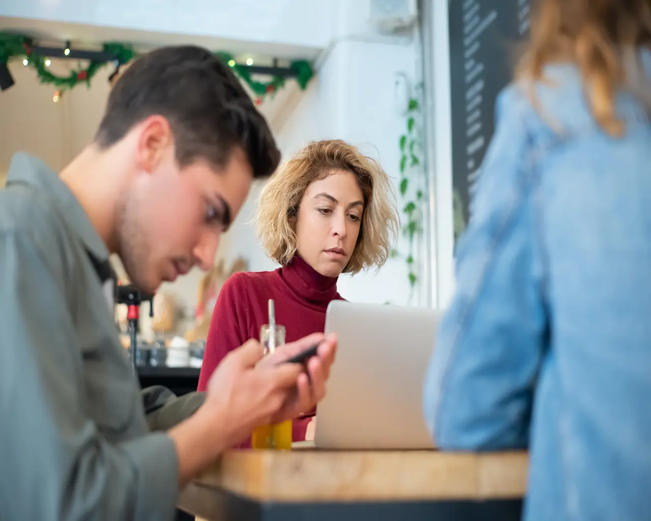 Trois recruteurs qui collaborent