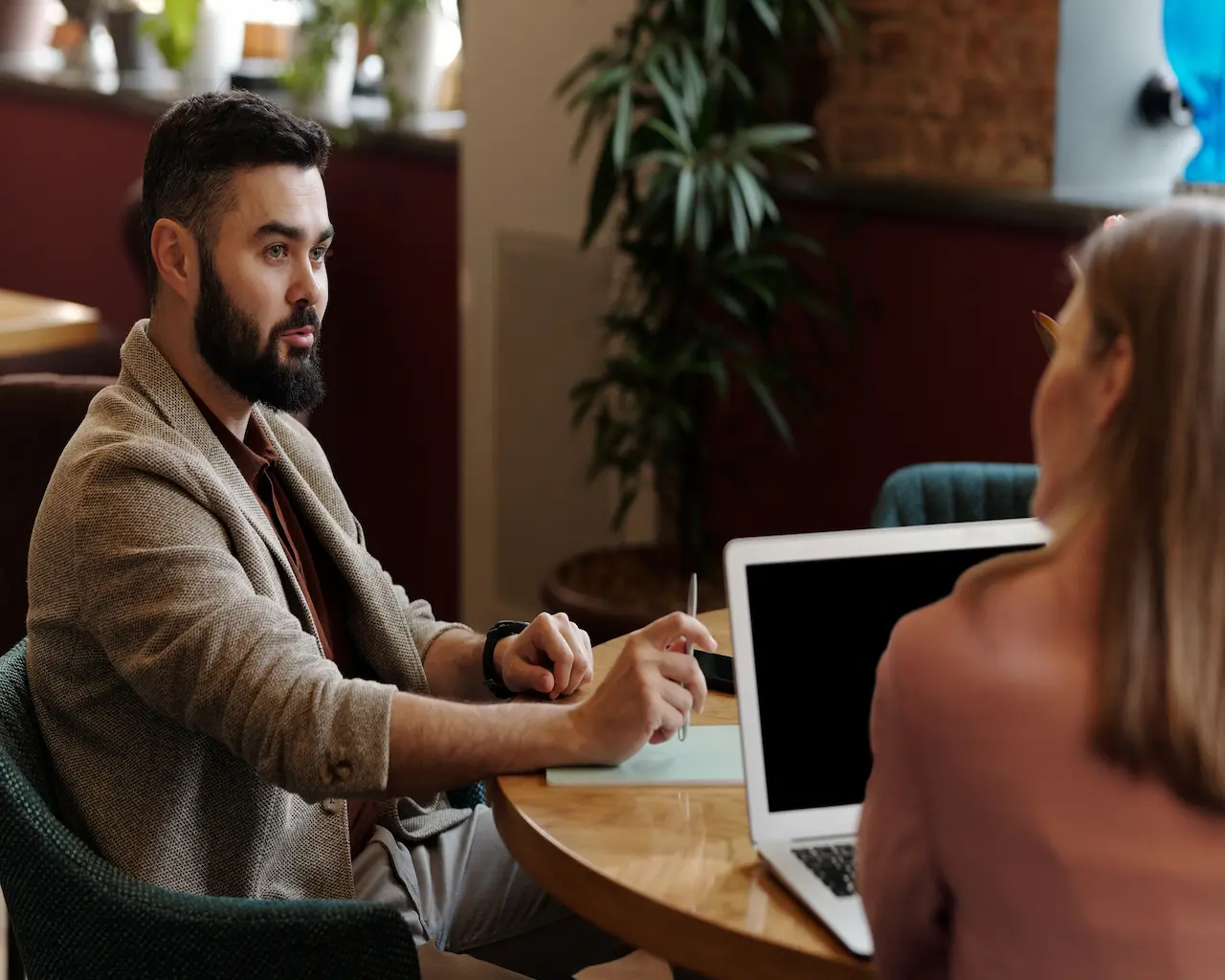 Deux recruteurs autour d'une table