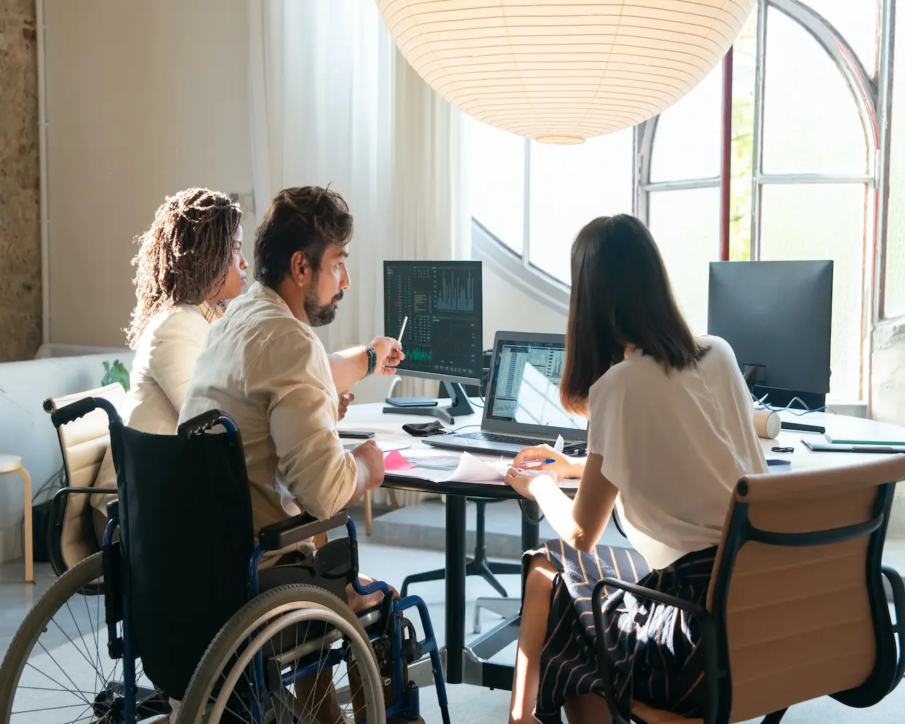 Des recruteurs suivent sur un ordinateur