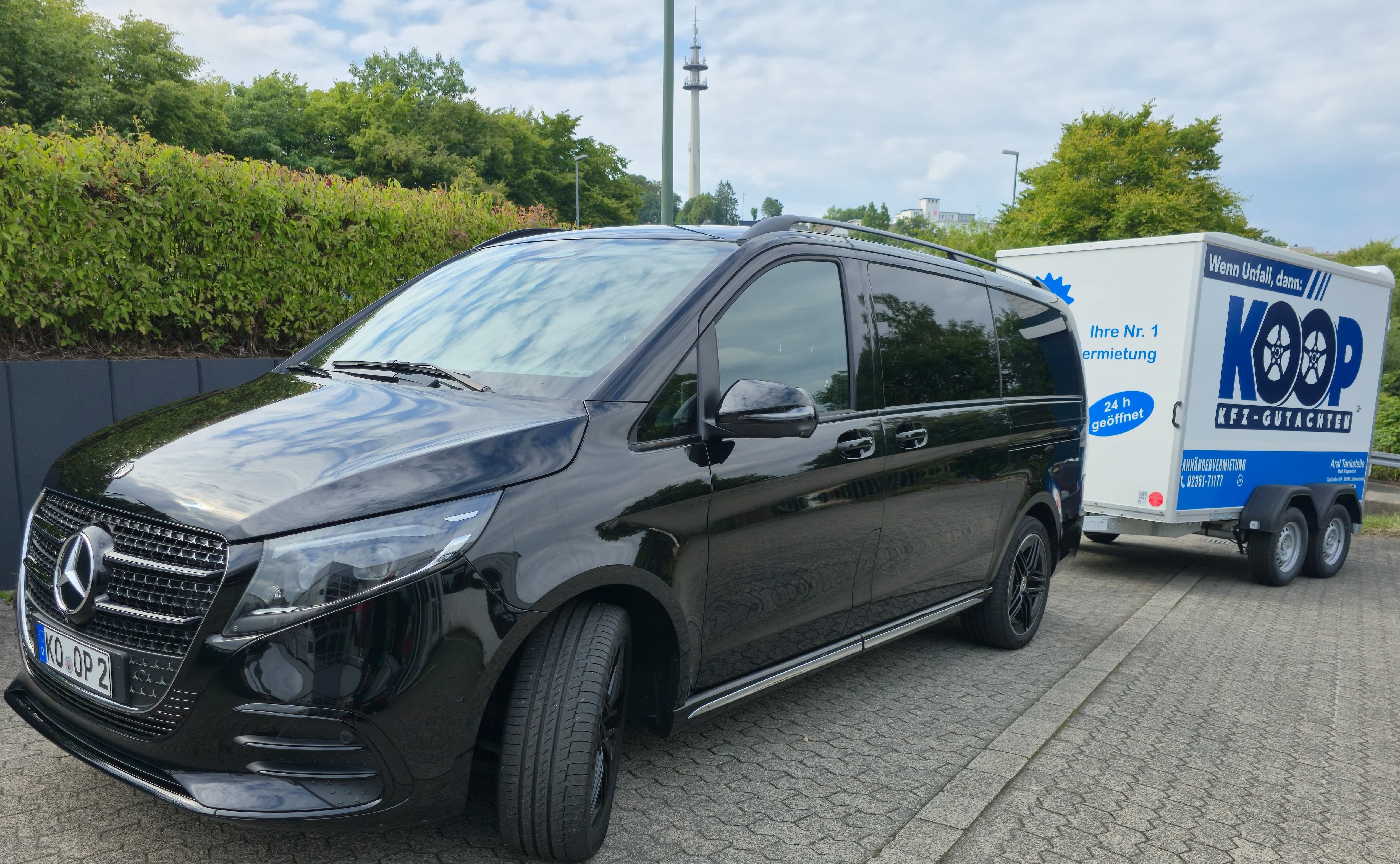 Mercedes Transportfahrzeug mit KOOP-Anhänger auf dem Gelände der Aral Tankstelle Brügge – Symbol für die Partnerschaft in der Anhänger Vermietung Lüdenscheid