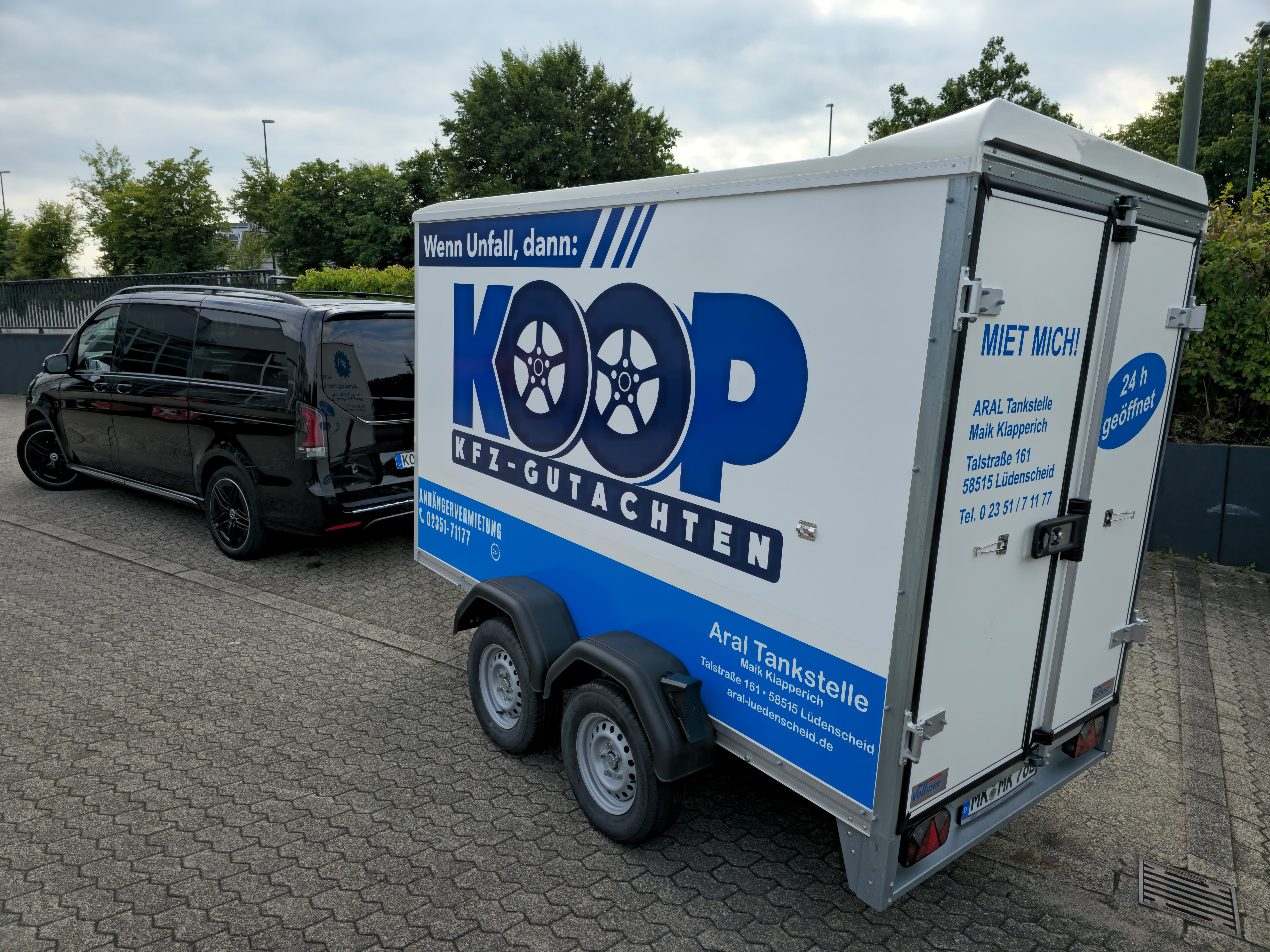 Mietanhänger mit KOOP-Logo – professioneller Anhängerverleih bei Aral Brügge in Lüdenscheid