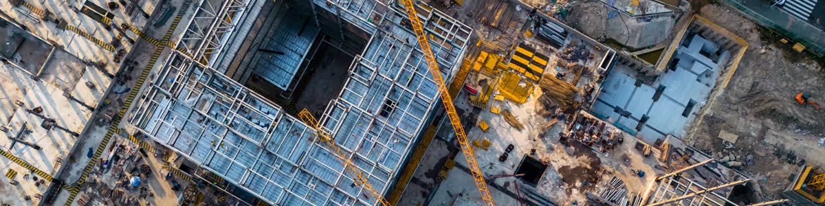 Vista aérea de una extensa obra en construcción