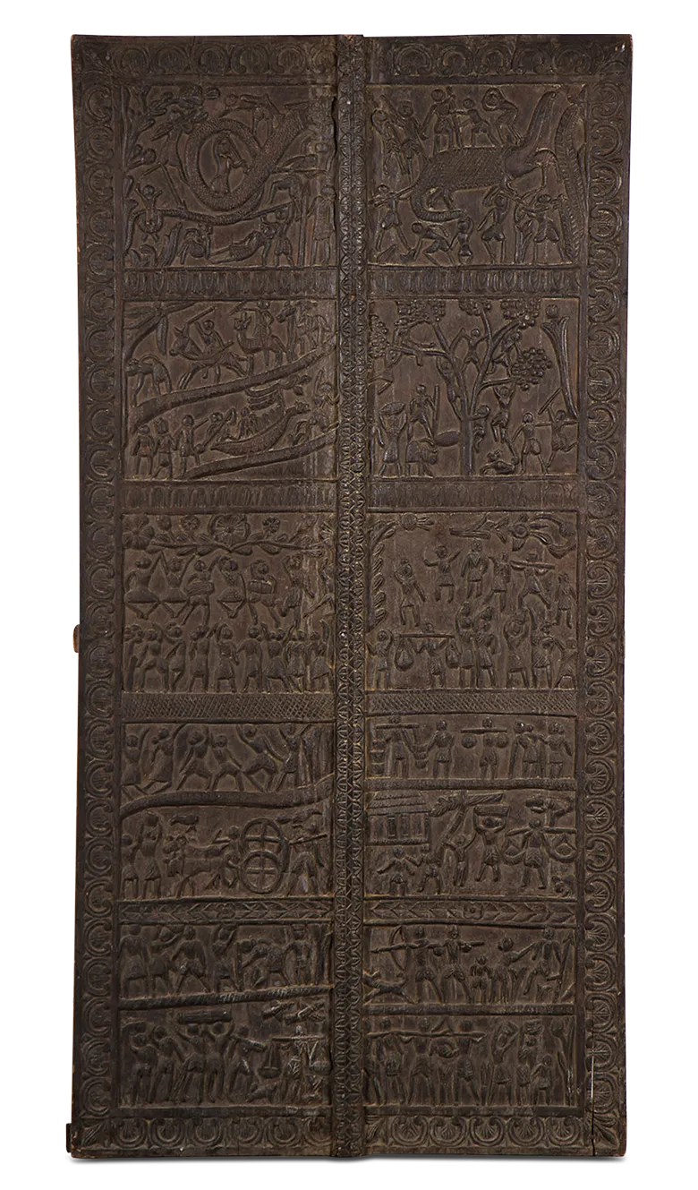 Großes, doppelflügeliges Holzrelief mit szenischen Darstellungen in Registerfeldern.
Reich beschnitzt mit Figuren, Tieren und Alltagsszenen – vermutlich afrikanisch (wohl Westafrika), 19./20. Jh., als Tür oder Kulttafel gefertigt