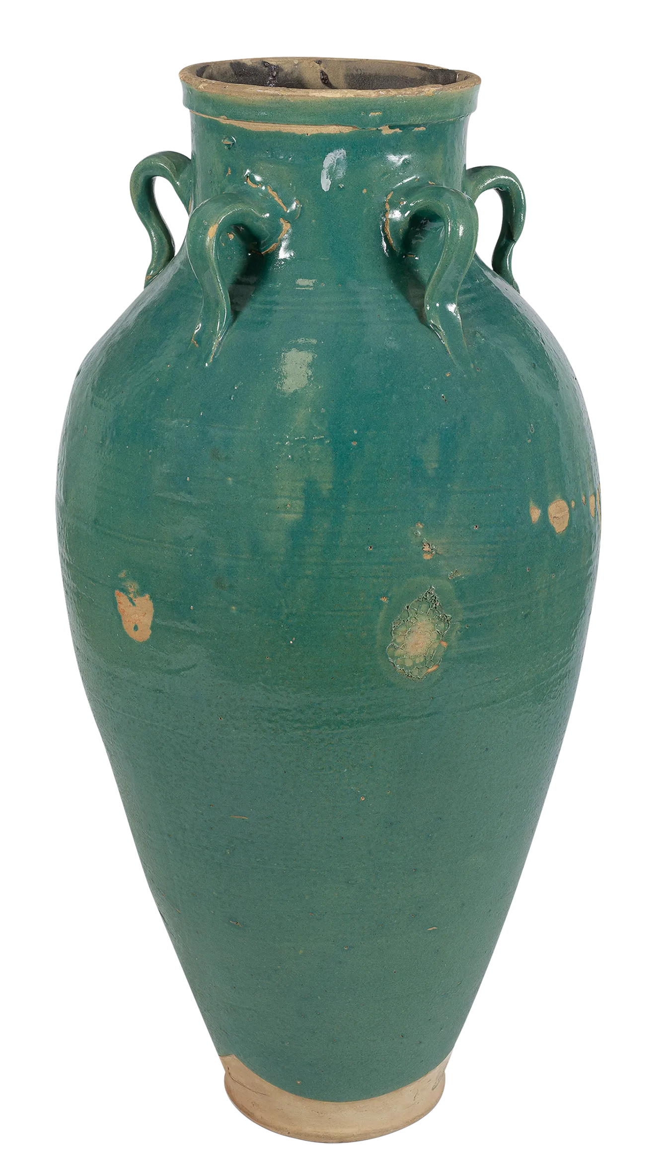 Hohe, schlanke Keramikamphore mit türkisgrüner Glasur, vier geschwungenen Henkeln am Hals und leicht ausgestelltem Rand; die Oberfläche zeigt kleine Abplatzungen und Gebrauchsspuren, der Fuß ist unglasiert