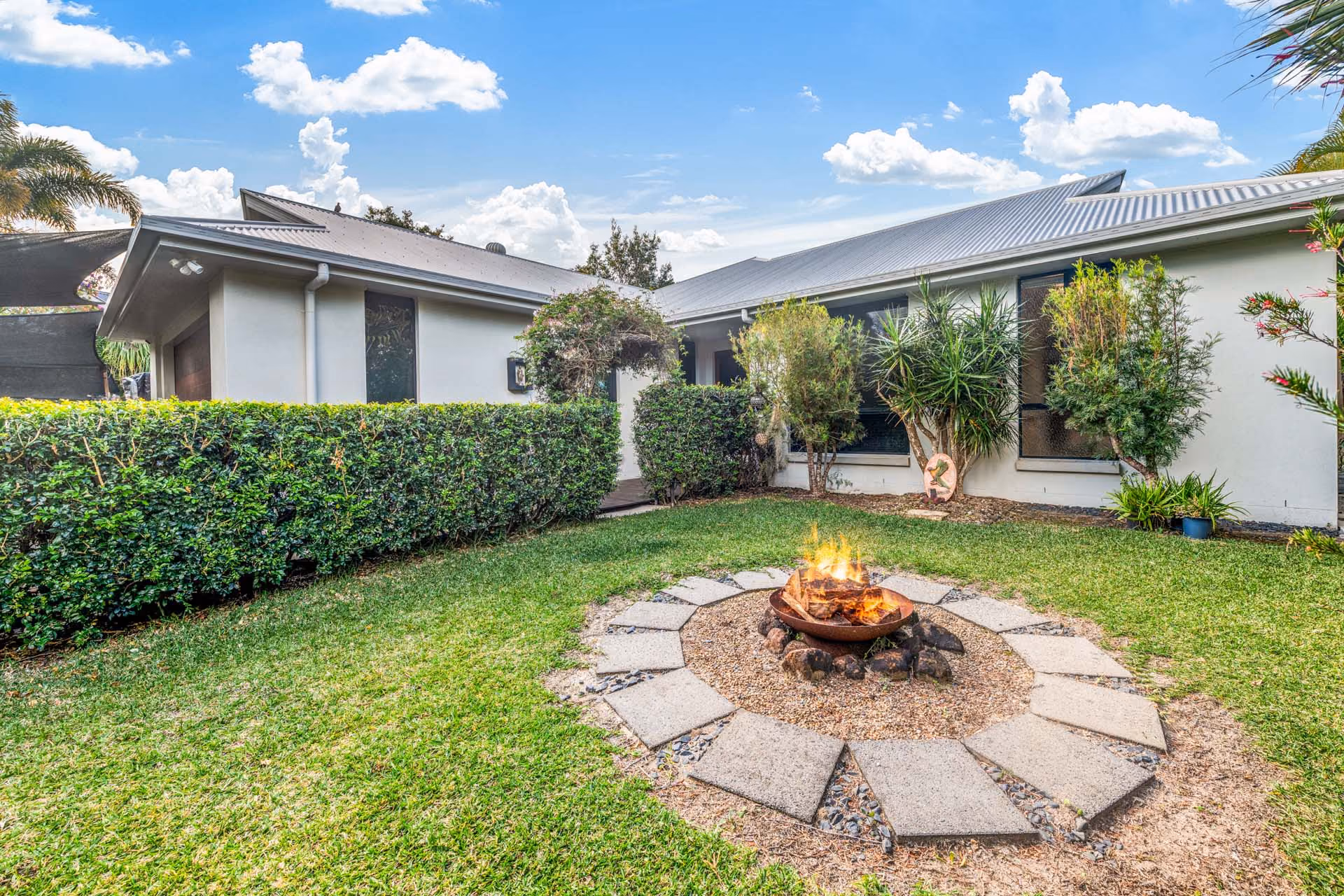 Welcome to 4 Evergreen Avenue, Palmwoods – where privacy meets the allure of a lush green oasis. This 5-bedroom, 2.5-bathroom grand build home redefines luxury living on an expansive 866m2 corner block.