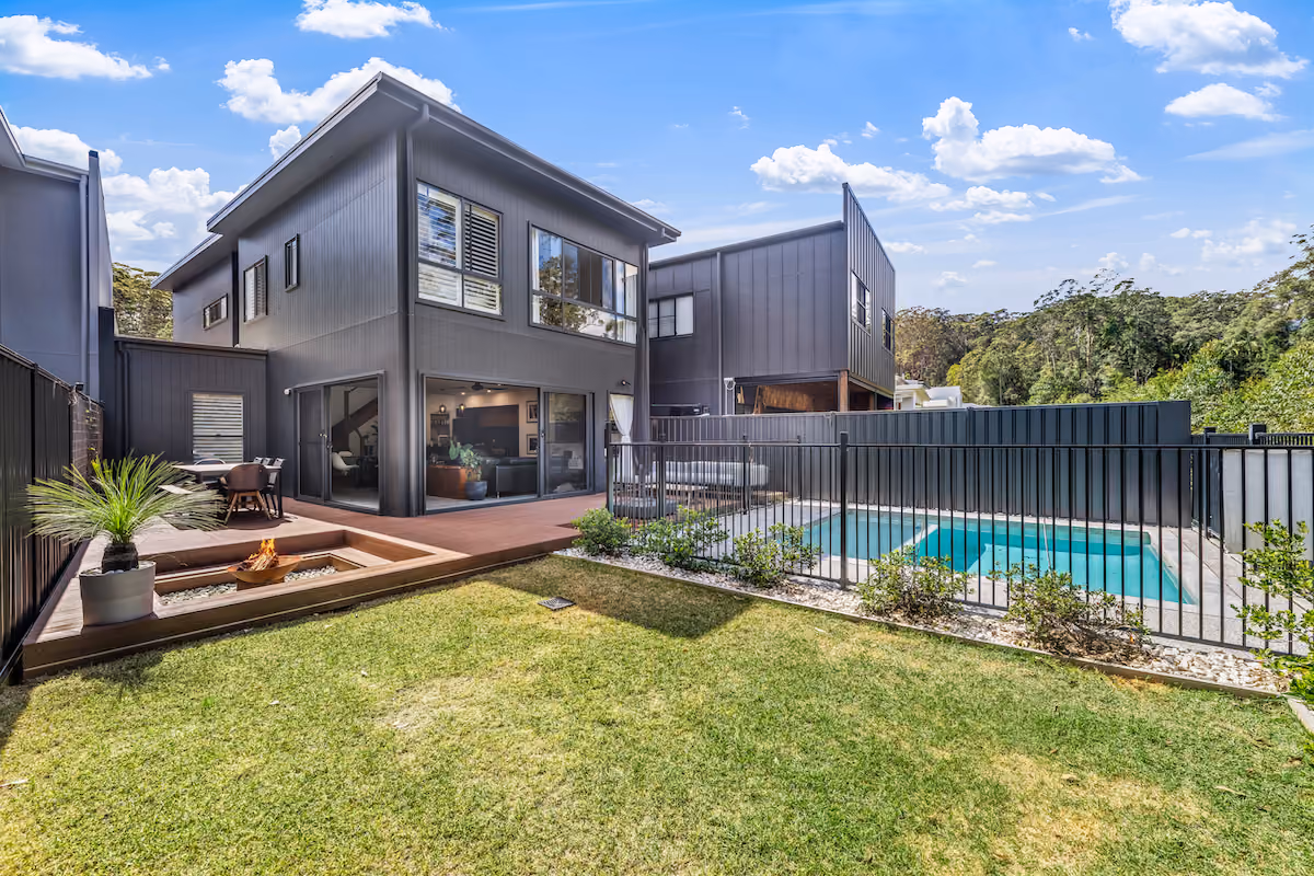 Welcome to 38 Palm Forest Circuit, Forest Glen – a stunning contemporary masterpiece that seamlessly combines modern design with natural serenity. This bespoke custom-built home, only two years old, offers a lifestyle of practicality and luxury. 