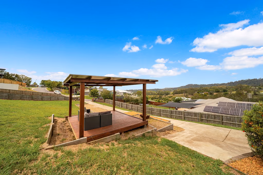 Calling all first home buyers, down-sizers and families! This modern family home in Burnside features ¾ of an acre with elevated views, privacy, and plenty of space for the kids or pets to roam!