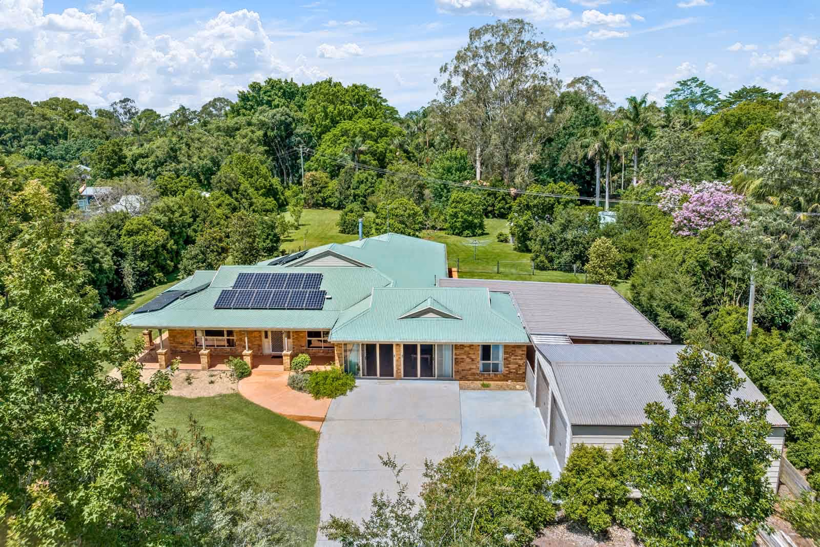 Welcome to 7 Brigadoon Court, Flaxton – where luxury, space, and functionality seamlessly blend on a meticulously maintained 5000 square metre block.