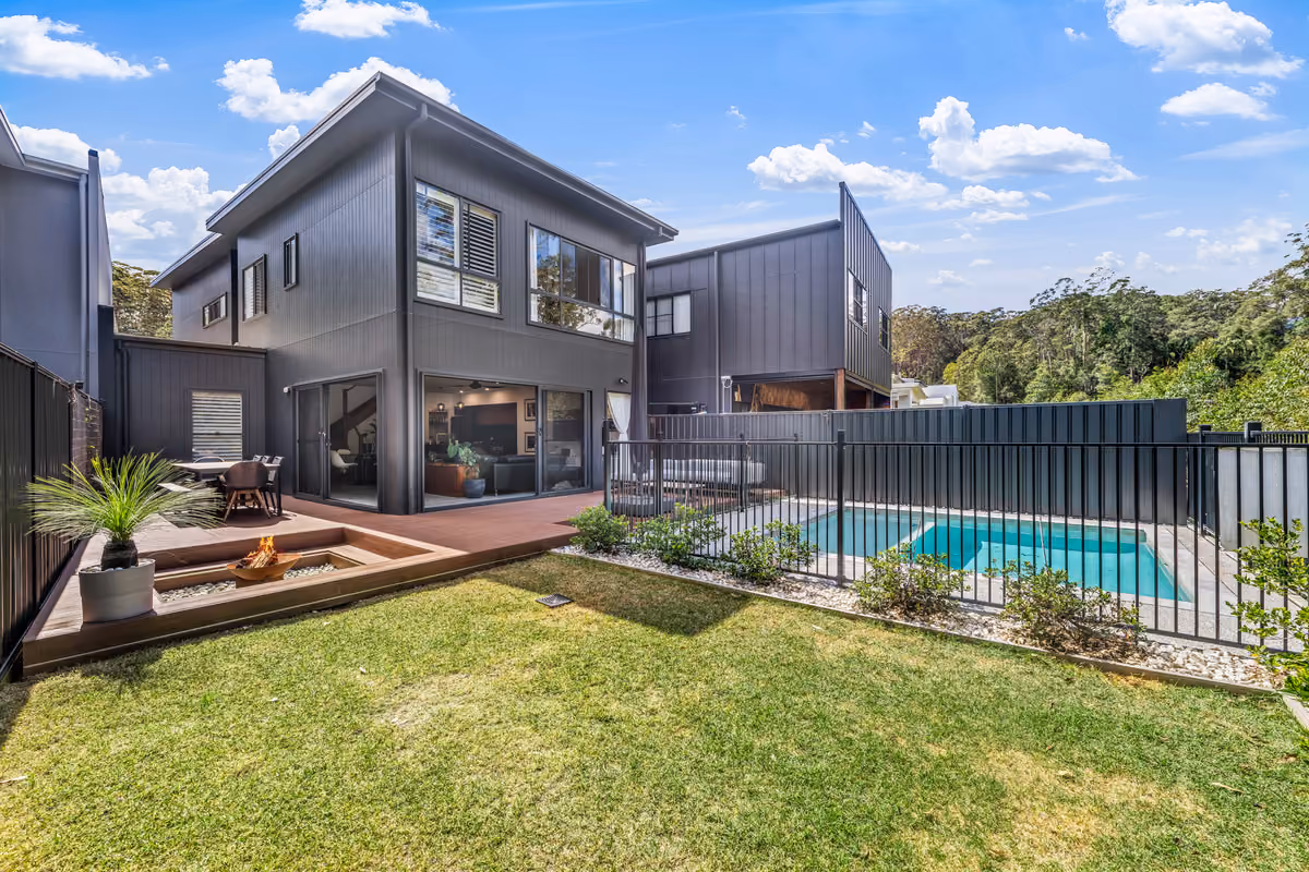 CONTEMPORARY BESPOKE BUILD WITH BUSH BACKDROP
