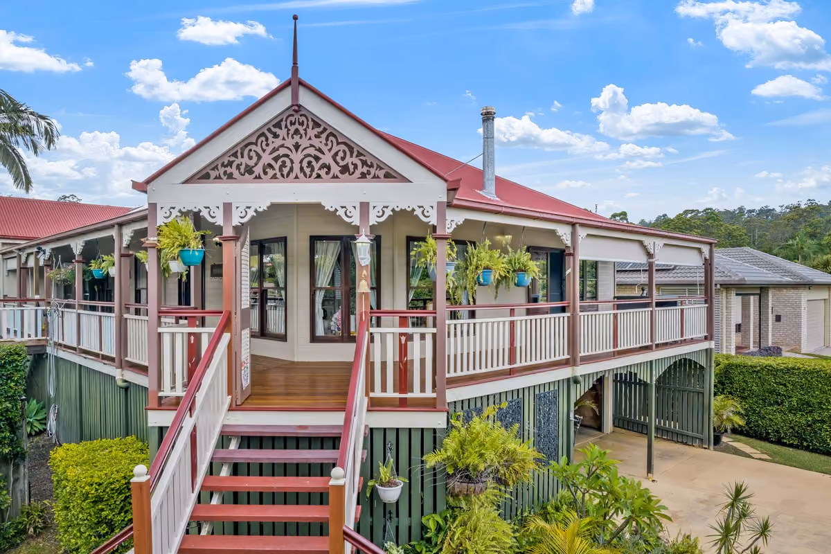Beautiful Queenslander with Views of Lake