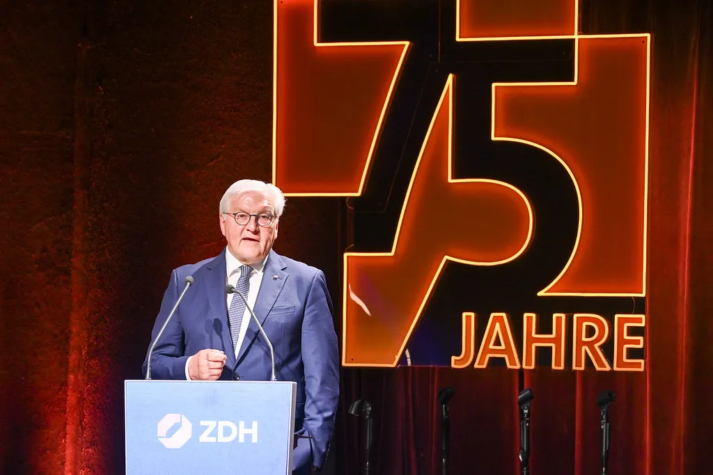 Leuchtreklame an der Außenseite eines Unternehmens